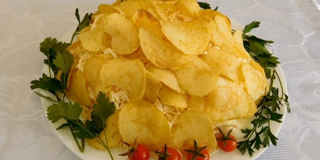 Рецепты: Слоёный салат с чипсами, крабовыми палочками, сыром и помидором