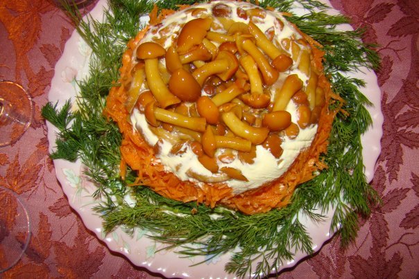 Второй рецепт с фото: грибная нарезка салата с корейской морковью, курицей и грибами