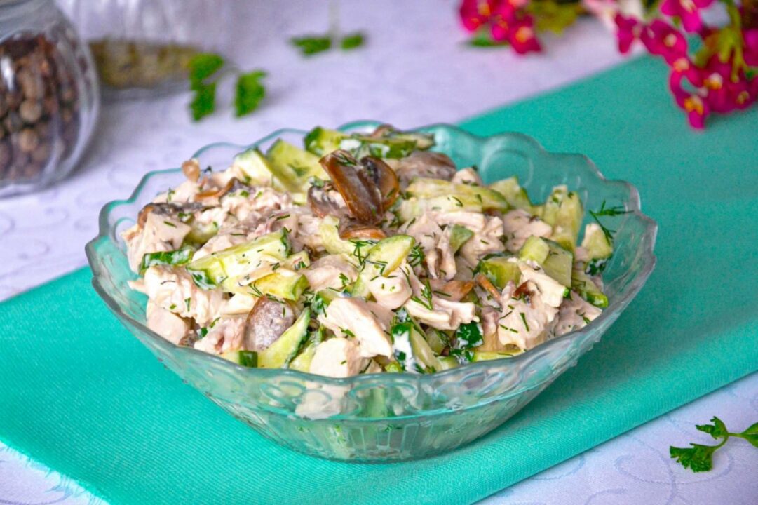 Салат из курицы с грибами грибной огуречный салат рецепт с фото пошагово и видео - 1000.menu