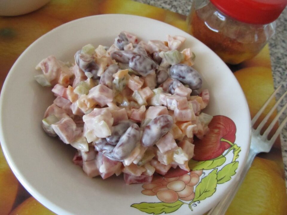 Салат с фасолью и ветчиной немецкий рецепт с фото пошагово - 1000.menu