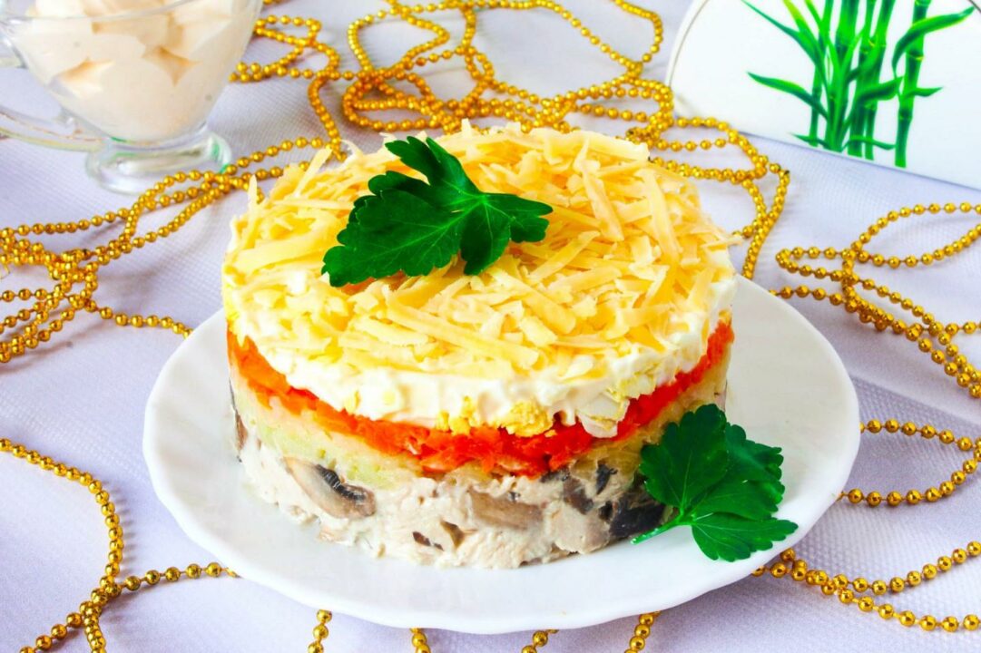 Салат с курицей и грибами шампиньонами рецепт с фото пошагово - 1000.menu