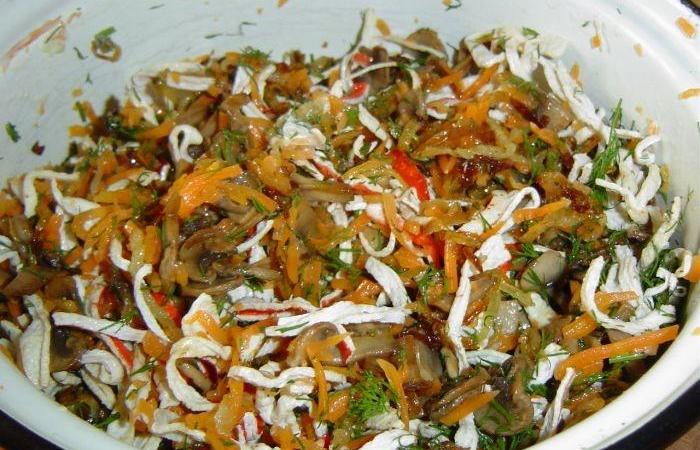 Салат с жареными крабами и грибами - пошаговый рецепт с фото