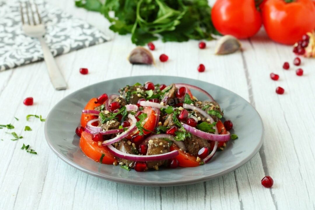 Салат из куриной печени и помидоров с грецкими орехами и гранатом пошаговый рецепт с фотографиями - 1000.menu