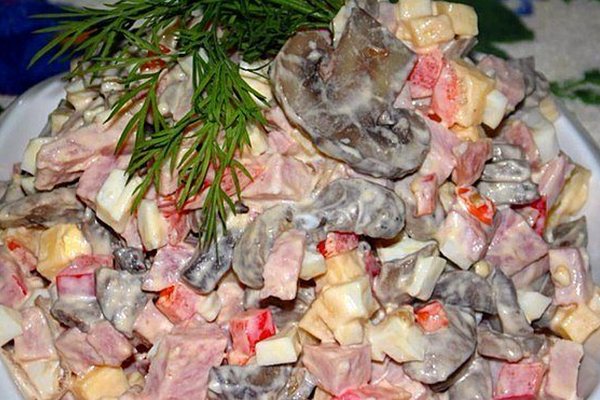 Салат с ветчиной, грибами и перцем, рецепт с фото — Вкусо.ру