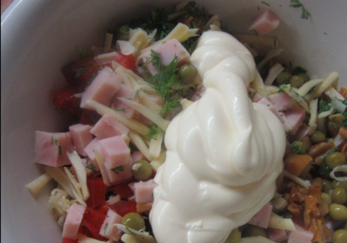 Как приготовить салат с ветчиной и опятами