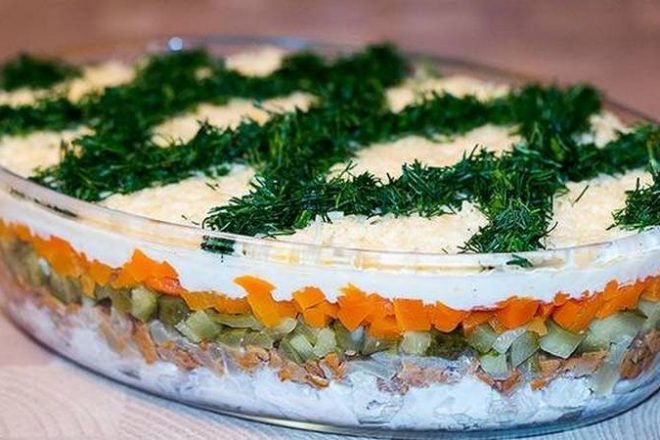 Слоеный салат с курицей, маринованными огурцами и грибами, рецепт с фото и видео - Vkuso.ru