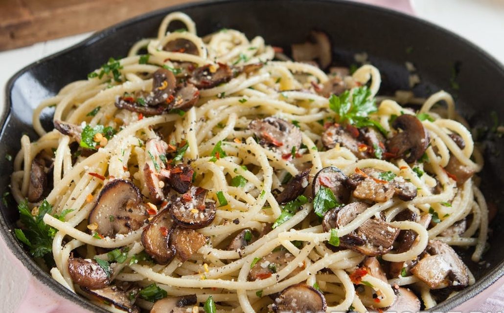 Спагетти с жареными грибами и сыром