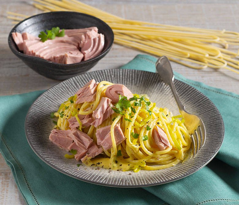 Спагетти а-ля карбонара с тунцом и луком-пореем: рецепт с фотографиями