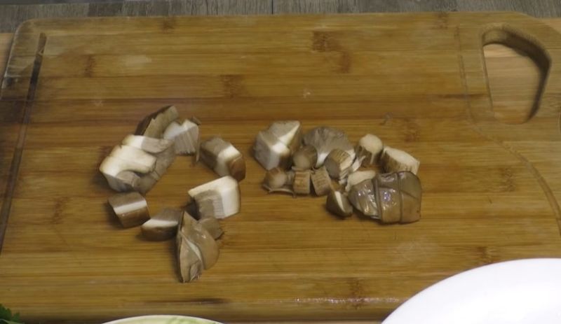 нарезанные кубиками грибы