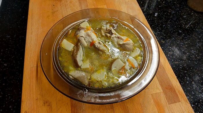 Суп из белых грибов с курицей - фото