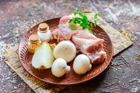 Свинина с грибами в духовке - классический пошаговый рецепт с фото быстро и просто от Марины Выходцевой и Алены Каменевой