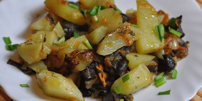 Тушеный картофель и грибы на тарелке
