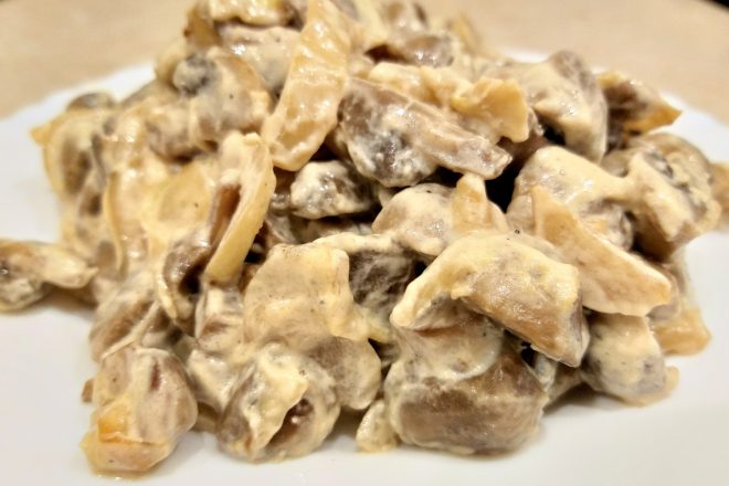 Жареные грибы со сметаной и луком, рецепт с пошаговыми фото и видео - Вкусно.ру