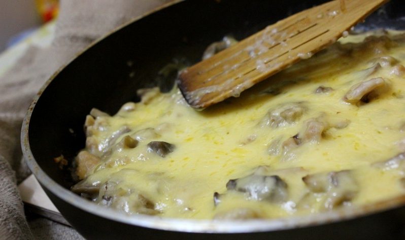 Жульен со сливками и грибами и курицей на сковороде рецепт с фото