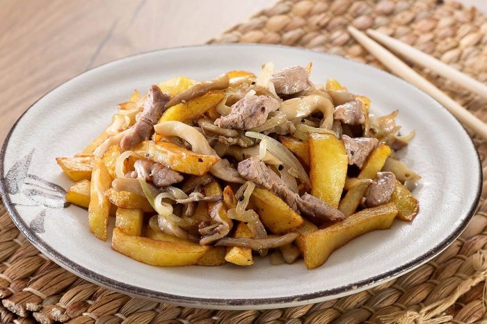 Картошка с мясом и грибами на сковороде: лучшие рецепты