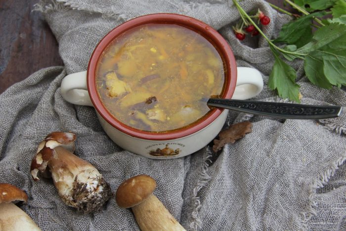 Грибной суп из замороженных белых грибов с вермишелью и картофелем