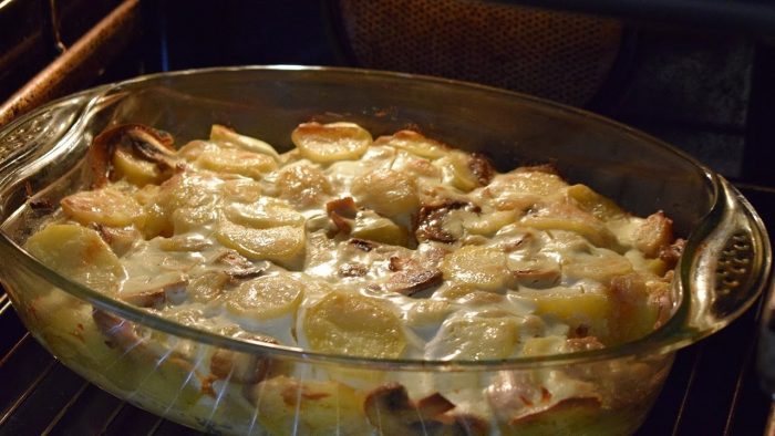 Грибы с картошкой в духовке со сметаной