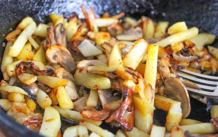 Как вкусно пожарить картошку с замороженными грибами