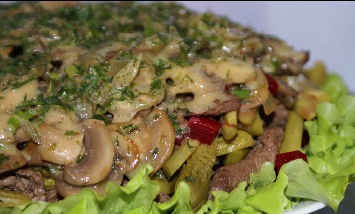 22 простых и вкусных рецепта мясных салатов с грибами