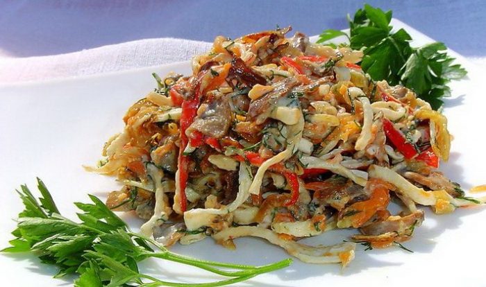 19 идей салатов с буковыми грибами и куриной грудкой