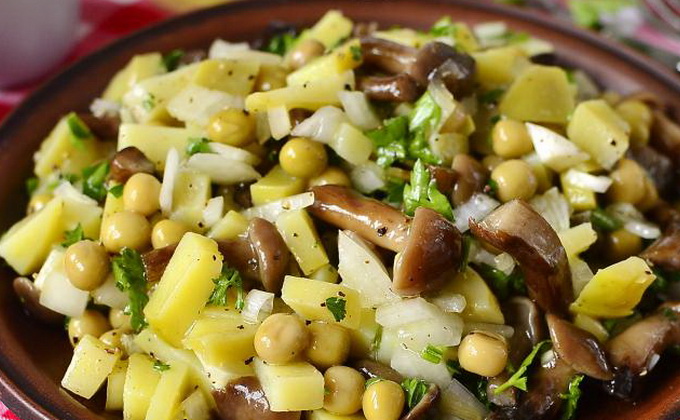 Салат с грибами и картофелем: как приготовить вкусно и быстро - Ищем грибы