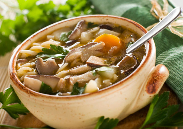 Как сварить суп и лапшу из белых грибов с вермишелью и картофелем