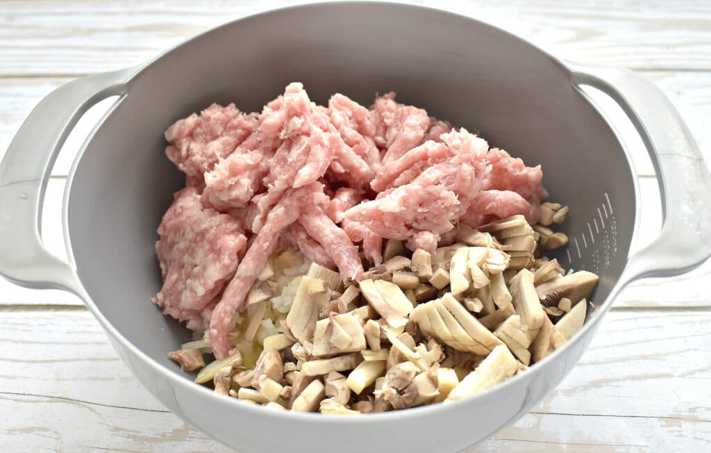 Фотография рецепта - Дрожжевые драники с картофелем, мясом и грибами - шаг 3