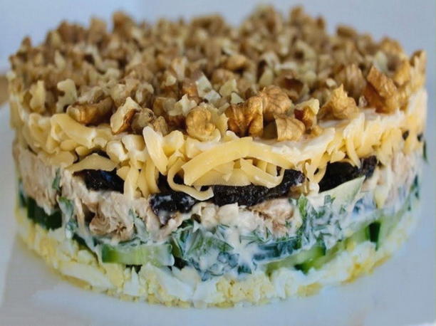 Салат с курицей, грибами, черносливом и яйцом - 14 рецептов с пошаговыми фото