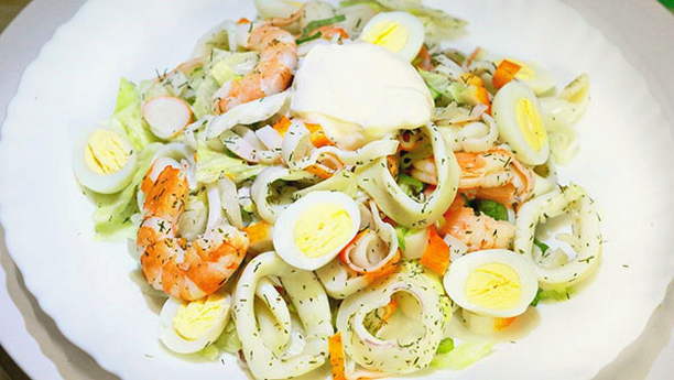 Салат с кальмарами, креветками, яйцом и сыром - рецепт с пошаговыми фотографиями