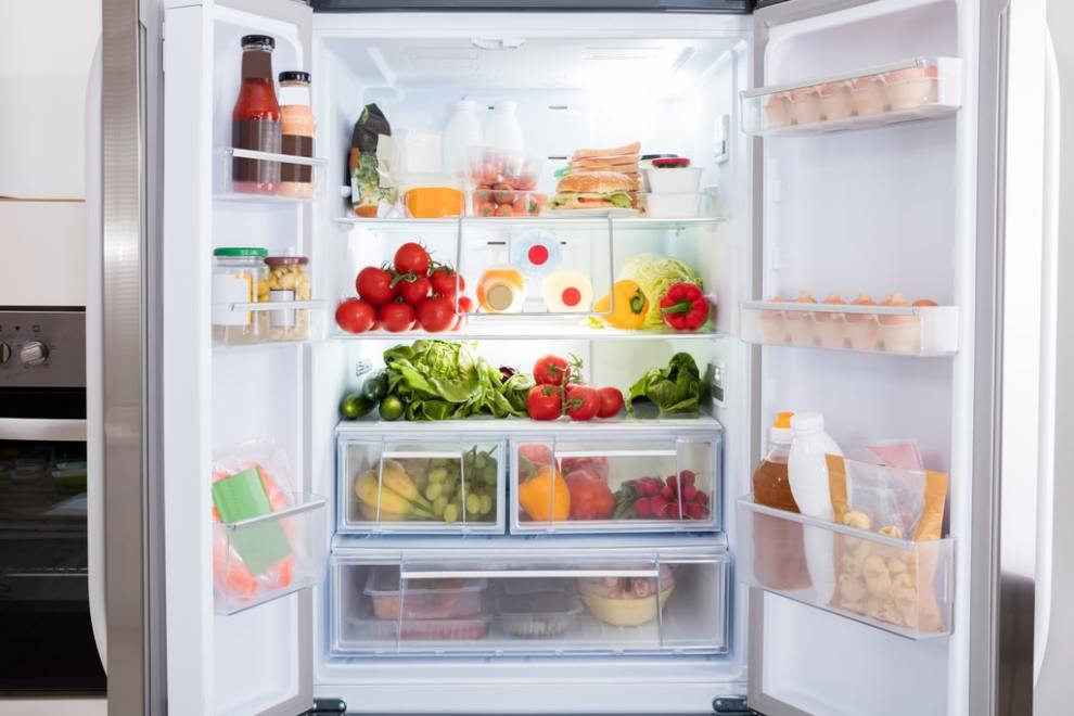 Как и чем убрать запах из холодильника в домашних условиях? | Клинопедия