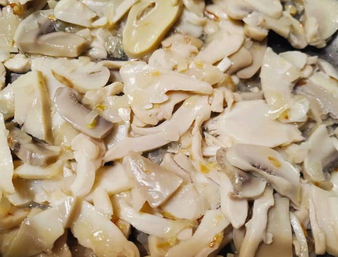 Салат с копченой грудкой и грибами шампиньонами