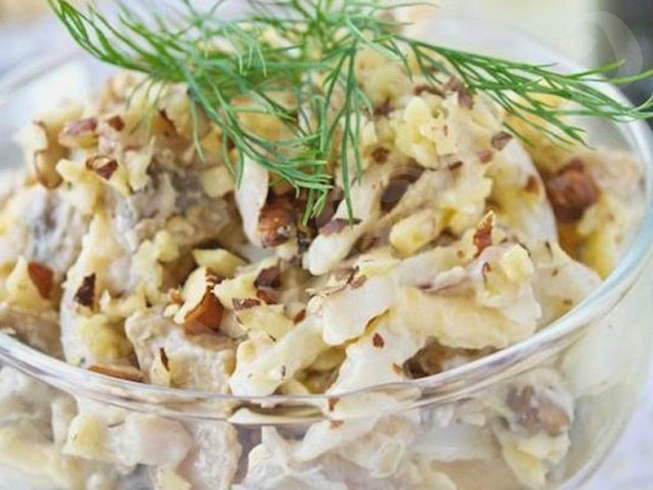 Салат с кальмарами, грибами и грецкими орехами - пошаговый рецепт с фото