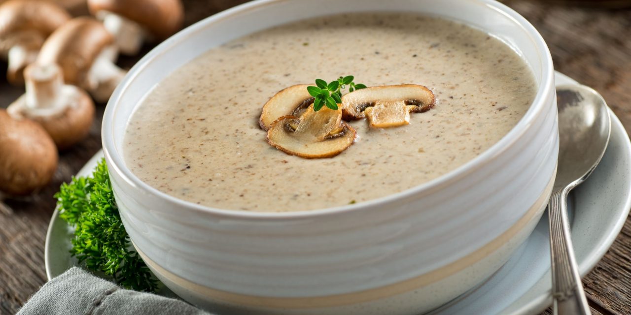 Сливочный грибной суп со сливками и миндальным молоком - Лайфхакер
