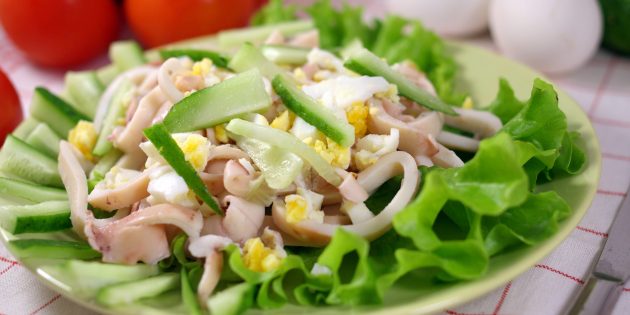 15 простых и очень вкусных салатов с кальмарами - Лайфхакер
