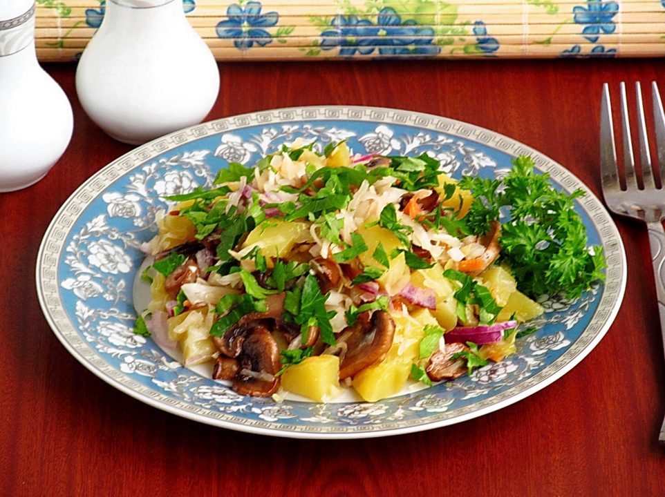 Картофельный салат с капустой и грибами, рецепт с фото