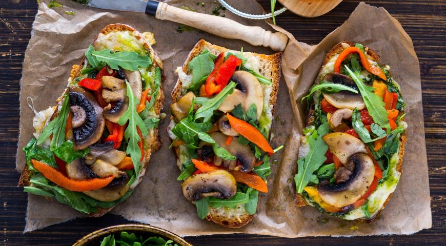 Бутерброды с острыми грибами, перцем и песто, пошаговый рецепт с фотографиями
