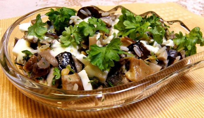 Салат с маринованными грибами и картошкой