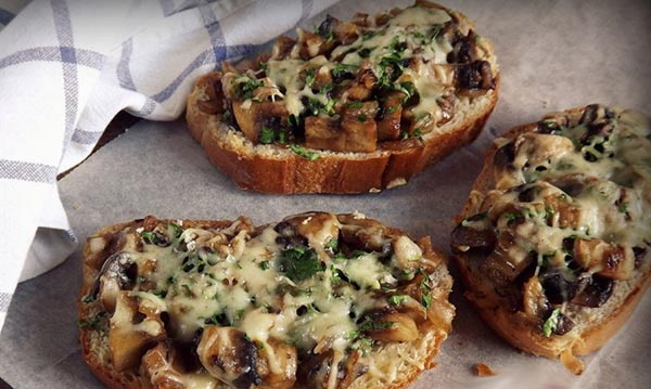 Бутерброды со свежими грибами в духовке, микроволновке с сыром, хлебом борек