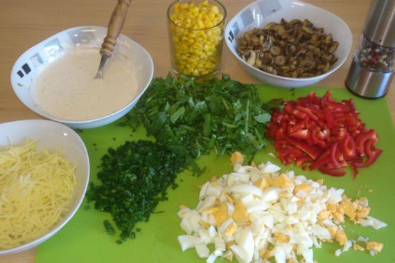 Салат с консервированными шампиньонами и кукурузой