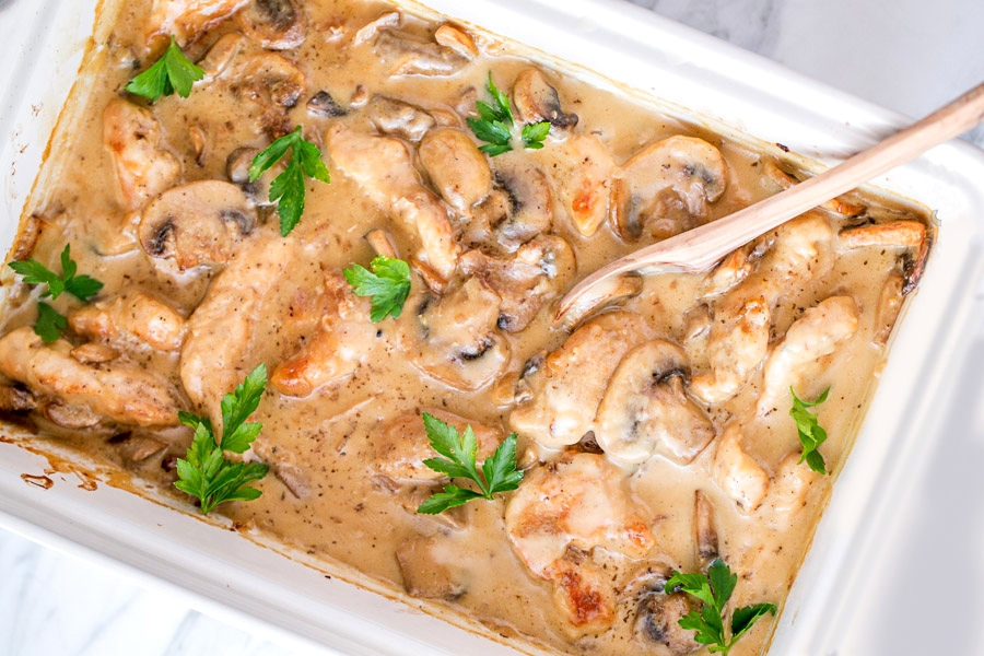 Куриная грудка с грибами в сливочном соусе - рецепт с фотографиями | CookJournal