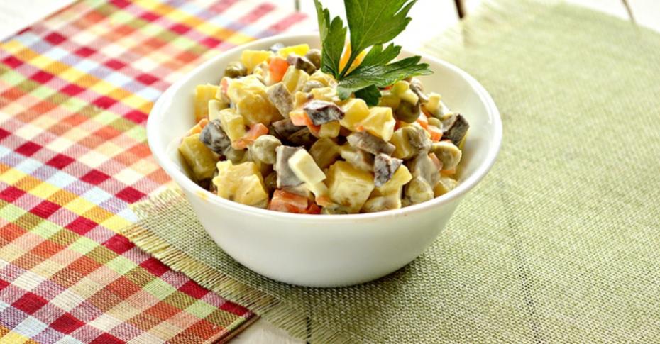 Рецепт с картинкой - салат с маринованными грибами и зеленым горошком