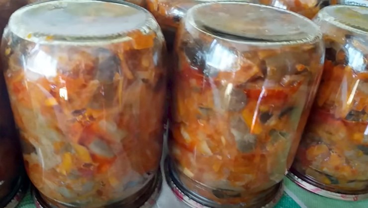 Отличные грибы в томатном соусе с луком и морковью на зиму
