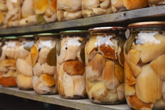 Домашние консервированные грибы в банках | Премиум-изображение