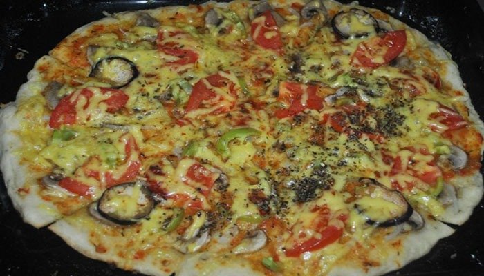 Вкусная итальянская пицца с грибами