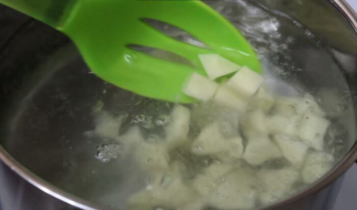 Отварите картофель в кипящей воде