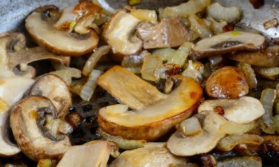 Обжарьте на гриле грибы и лук.