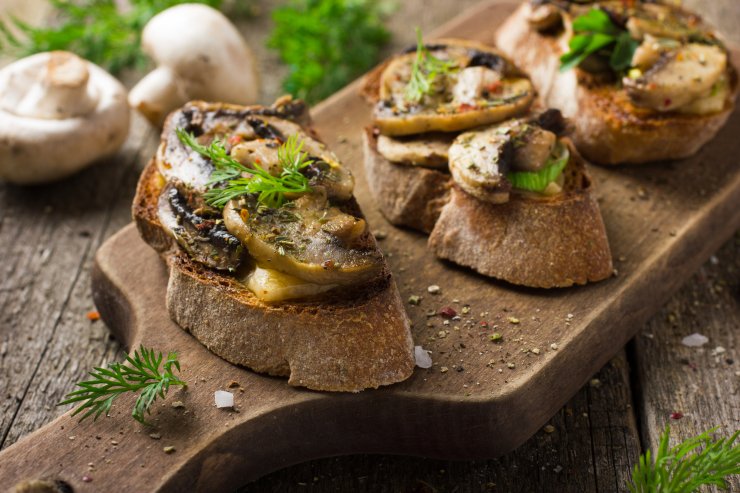 Бутерброды с грибами и шампиньонами - легкий рецепт - Шуба