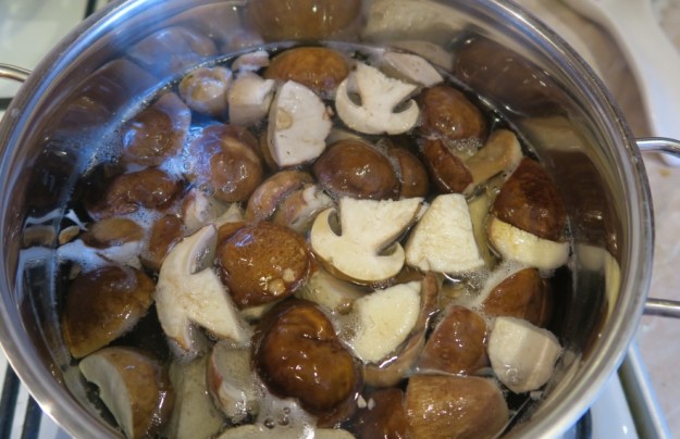 Сколько и как варить и жарить белые грибы: для отваривания и перед заморозкой (+20 фото)