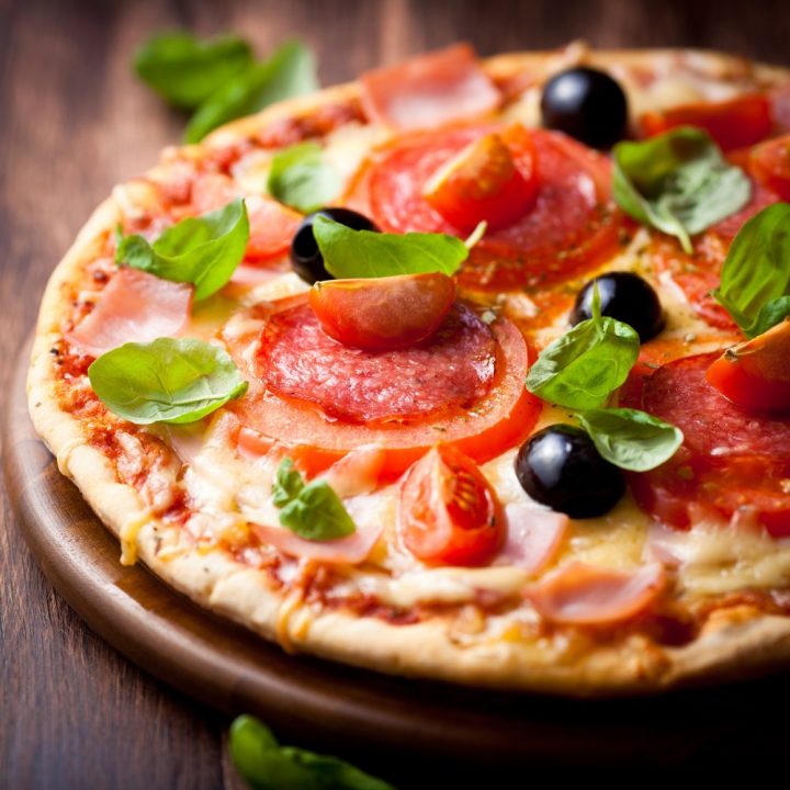 Пицца с салями, оливками и помидорами рецепт - итальянская кухня: паста и пицца.