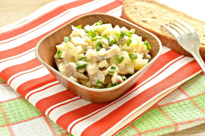 Салат с маринованными грибами и картошкой